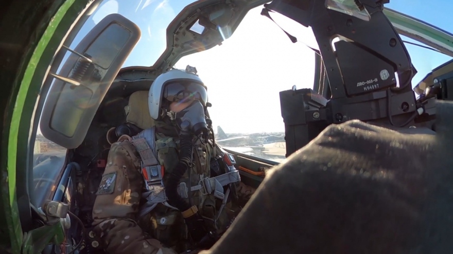 Cận cảnh cường kích Su-25 của Nga cất cánh và tấn công cơ sở quân sự Ukraine